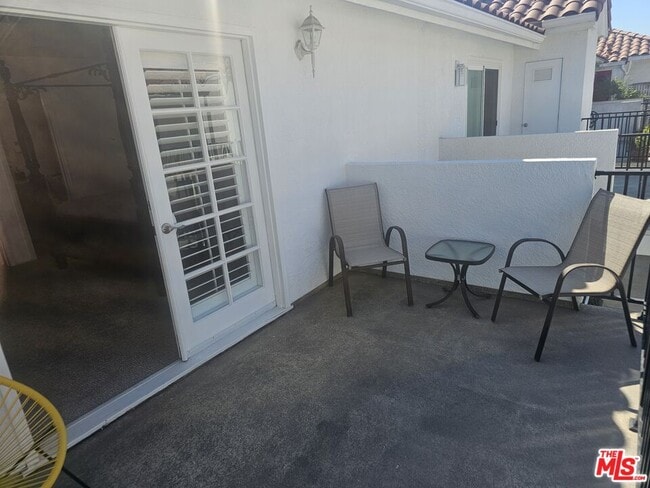 Building Photo - 506 S Grevillea Ave