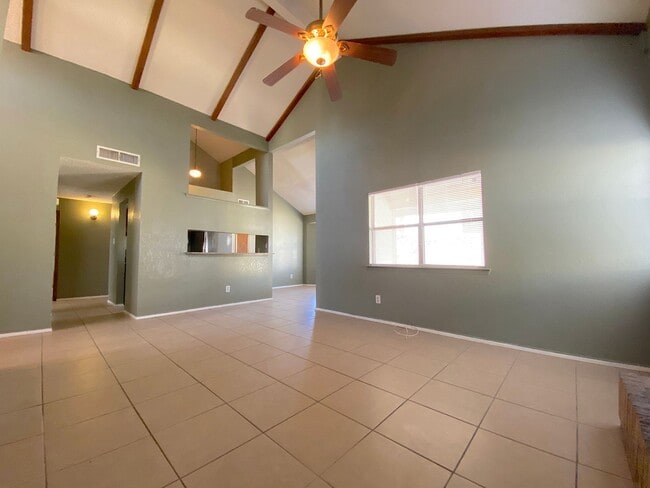 Building Photo - Northeast El Paso 3 bed2 bath