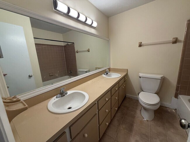 Building Photo - Comfortable SW Gainesville Home with Large...