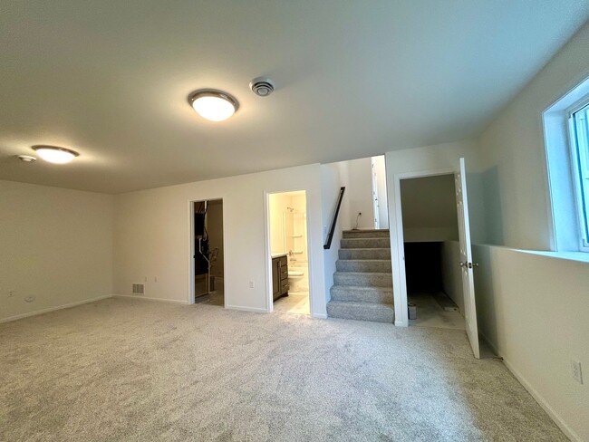 Building Photo - Spacious & Stylish 4-Bed Home with Modern Finishes and Attached 2-Stall Garage