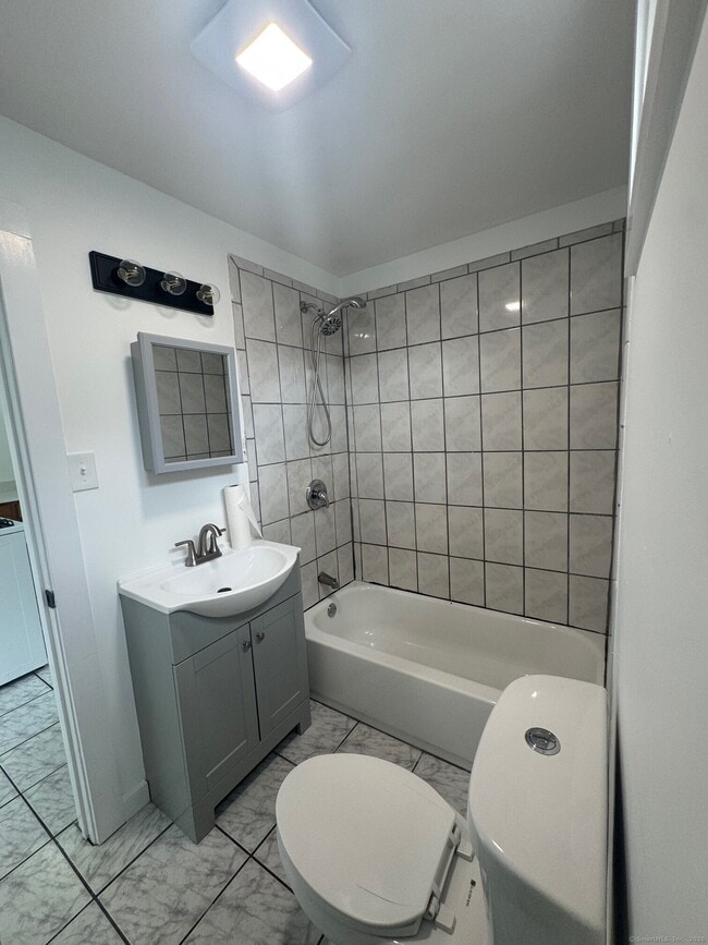 Building Photo - 142 Cowles St