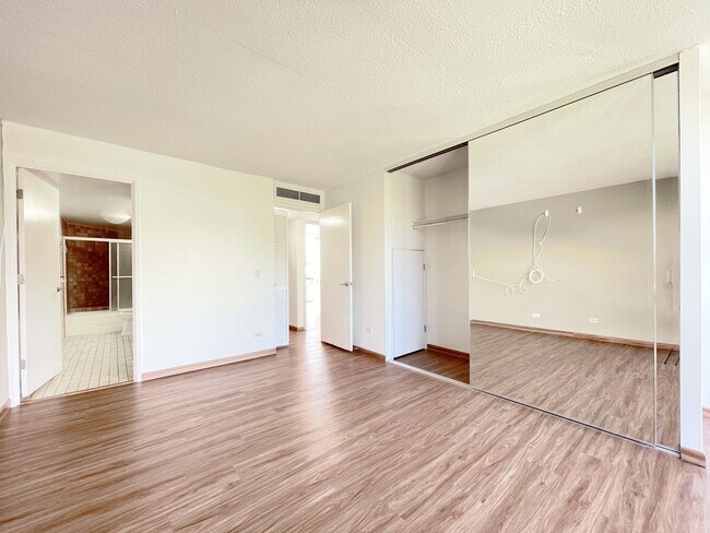 Building Photo - Downtown Living at Royal Queen Emma! 2 PAR...