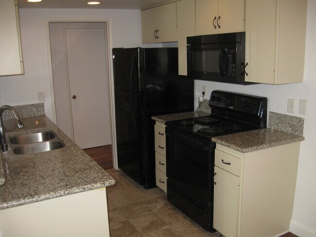 Building Photo - 8530 Holloway Dr