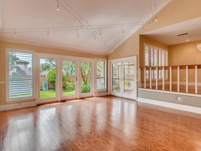 Building Photo - 1713 Bay Hill Dr