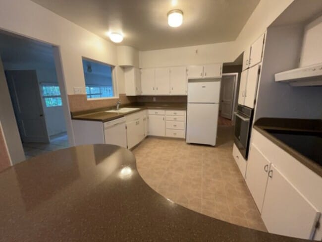 Building Photo - Retro 50's style home all on one level in ...