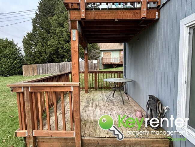 Building Photo - Cozy 1 Bedroom Triplex Near Downtown Tacoma and Pacific Avenue