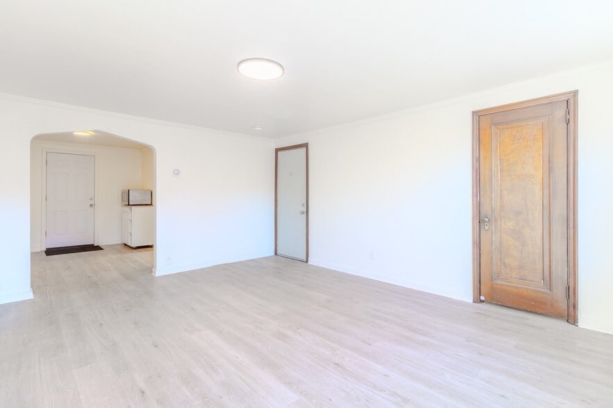 Building Photo - 825 5th Ave