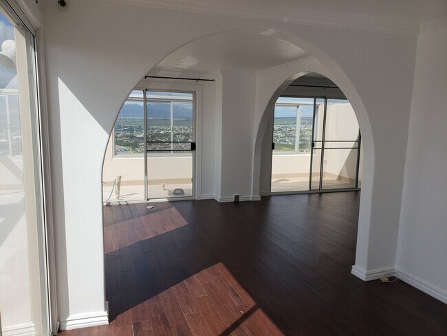 Building Photo - Beautifully Renovated 2 bedroom Penthouse ...
