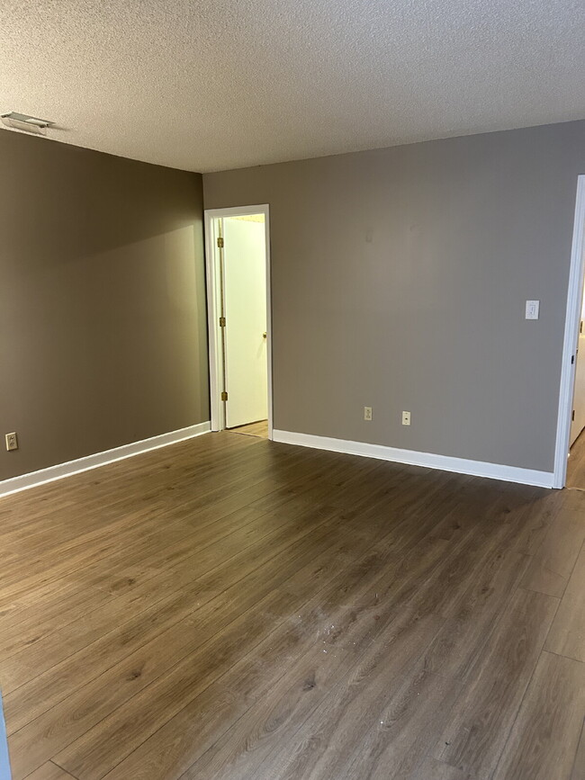 Building Photo - "Stylish 3-Bedroom First Floor Condo in Ke...