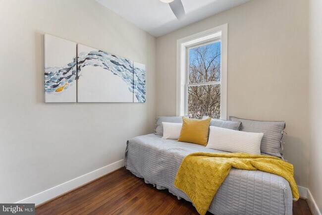 Building Photo - 705 Kentucky Ave SE