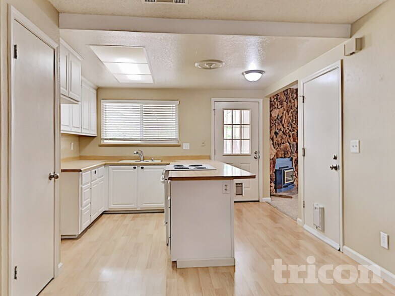 Building Photo - 1971 Inglis Way