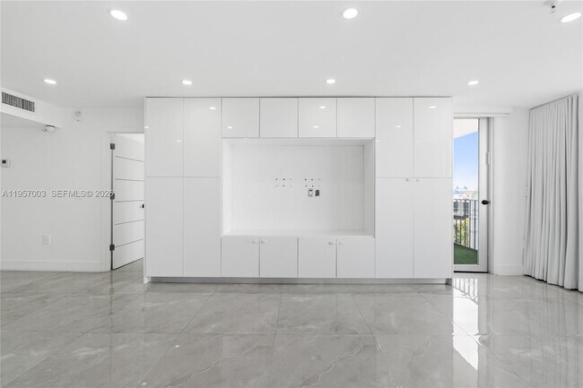 Building Photo - 4101 Pine Tree Dr