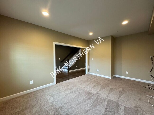 Building Photo - 43339 Stadium Ter