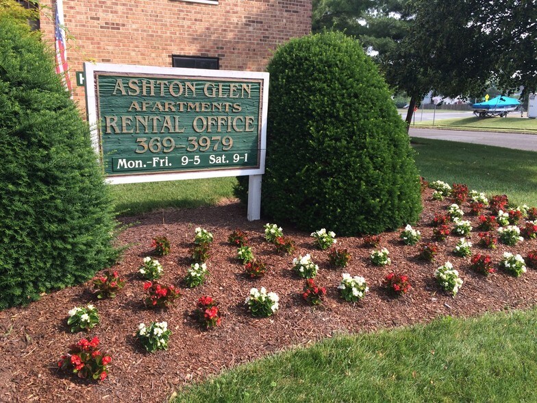 Ashton Glen Apartments 8850 Golden Oak Dr Manassas VA 20109