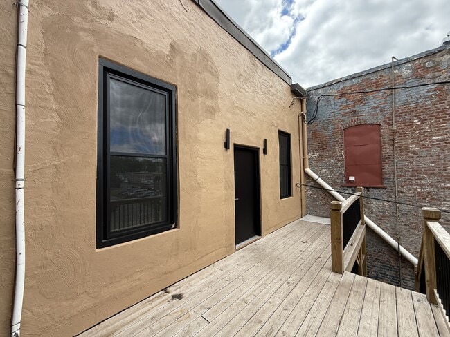 Building Photo - 404 Shawnee St