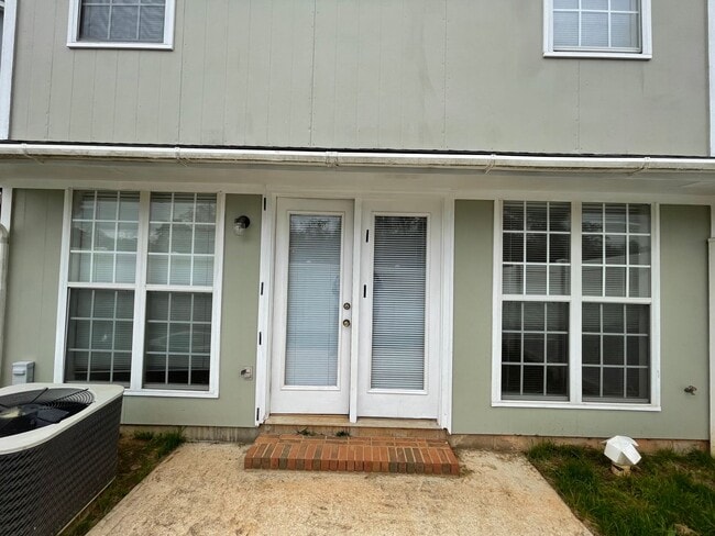 Building Photo - Dunwoody Townhomes - End Unit!