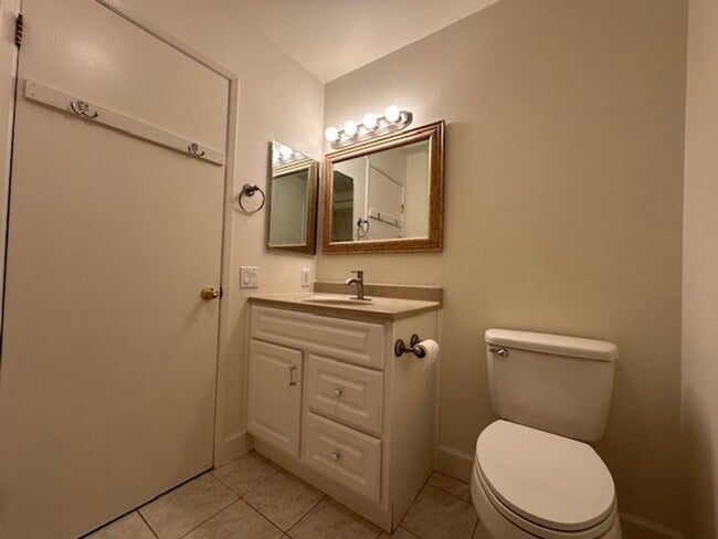Building Photo - Westlake Village Upper Unit in Village Gre...