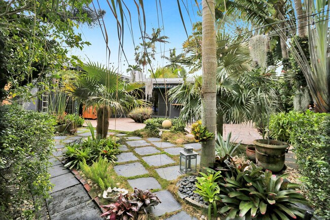 Building Photo - 1613 SW 5th Ct