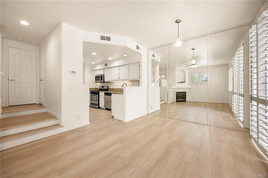 Dining area - 2479 Sunningdale Dr