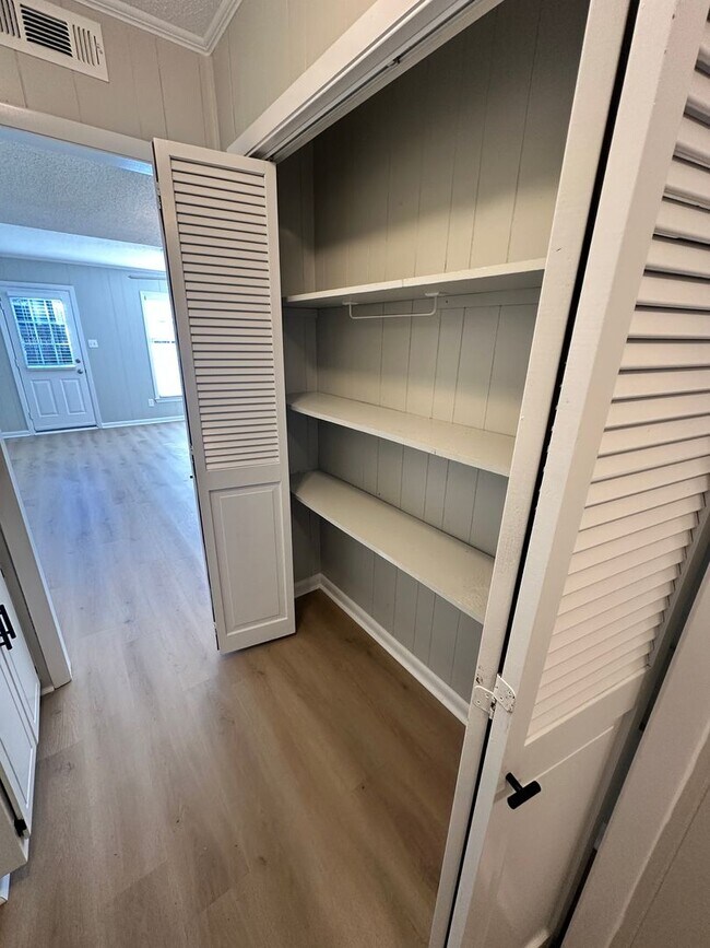 Building Photo - Beautiful 2 Bedroom 1.5 Bath Townhome!