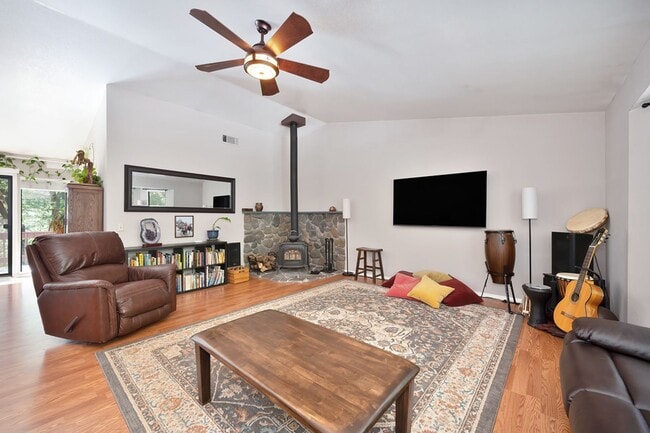 Building Photo - FOR RENT: Cozy Foresthill 3 bedroom 2 bath.