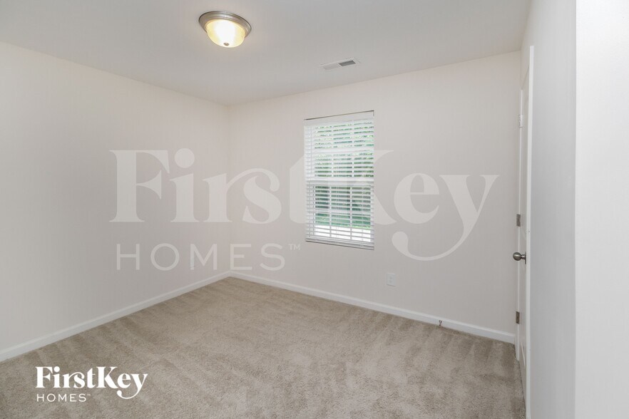 Building Photo - 4019 Maderia Dr NW