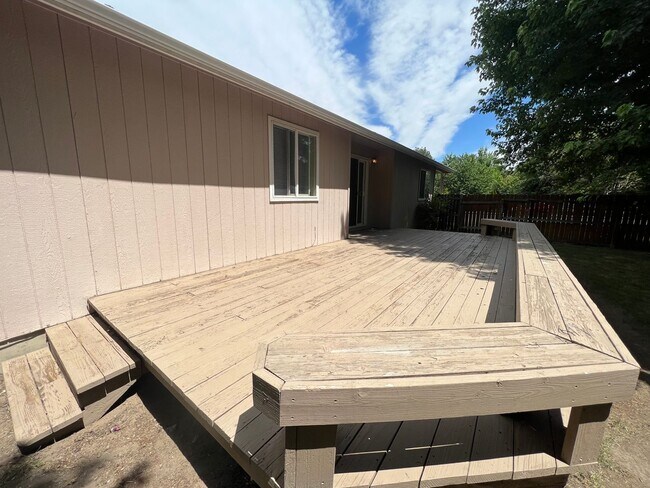 Building Photo - NE Bend 3 Bed/2 Bath Single Family Home - ...