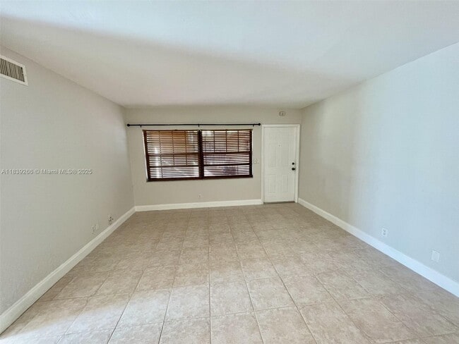 Building Photo - 2624 Riverside Dr