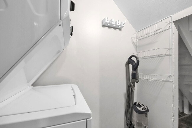 Building Photo - 1226 Woodbrook Cir W