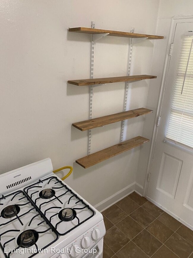 Building Photo - 1 br, 1 bath Apartment - 589-603 Seminole ...