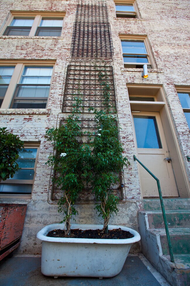 Building Photo - Top Floor Studio in the Community@ Carnegi...