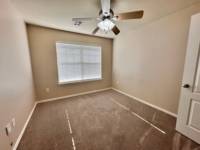 Building Photo - Newer 3 Bedroom off I-240- Move in Deposit-Free! (If Qualified)