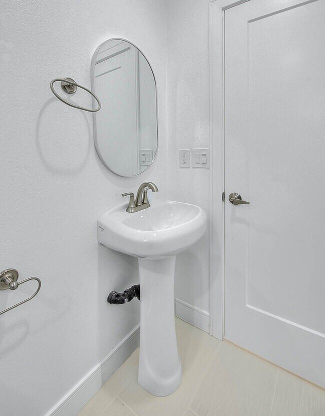 Building Photo - Luxury 2 & 4 Bed Townhomes in NoHo!