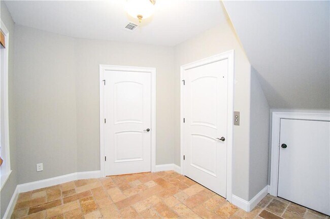 Building Photo - 4 Prichard Way NE