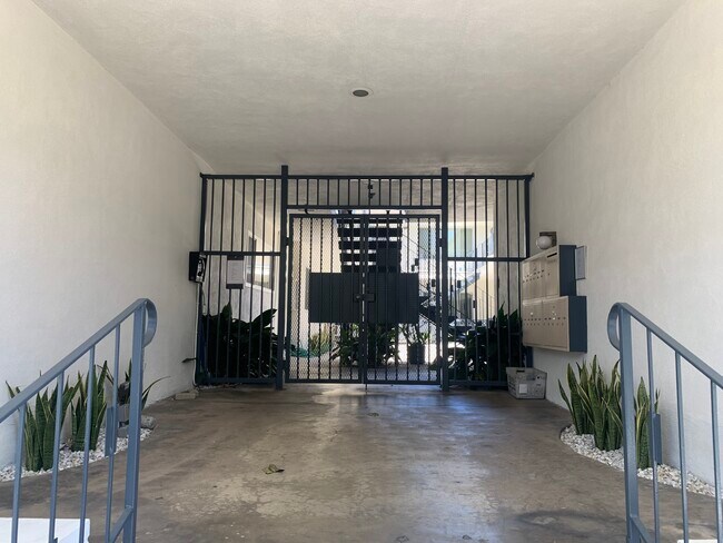 Building Photo - 2140 S Bentley Ave