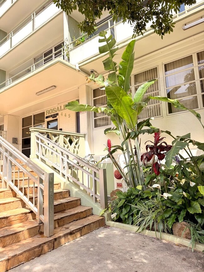 Building Photo - Bright Updated 1 bedroom with covered parking. ALL utilities included