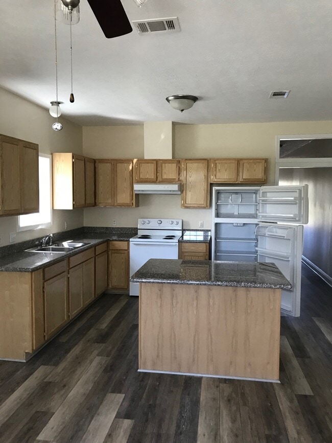 Building Photo - 322 St Francis St