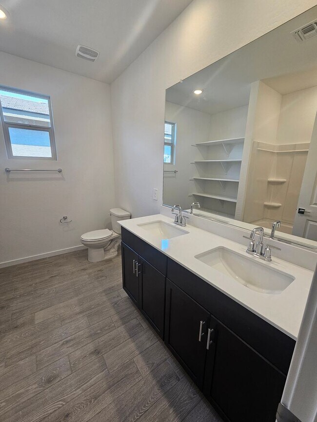Building Photo - Beautiful new build w mountain views