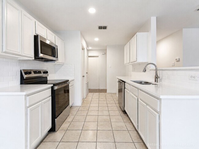 Building Photo - 2374 Somerset Dr