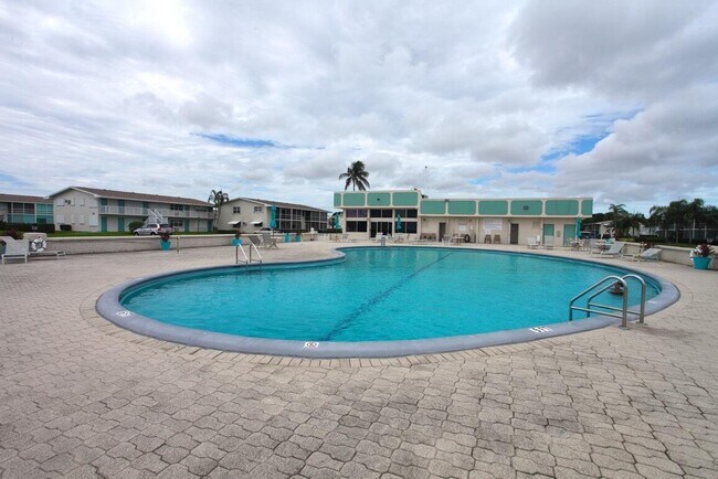 Building Photo - 300 Horizon W