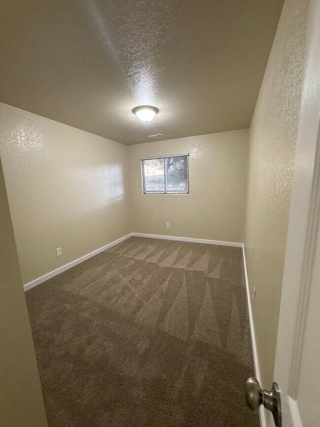 Building Photo - 75 E 860 S