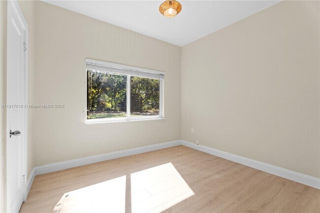 Building Photo - 5865 SW 48th St