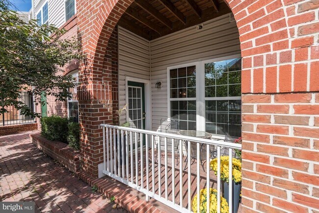 Building Photo - 4950 Brenman Park Dr
