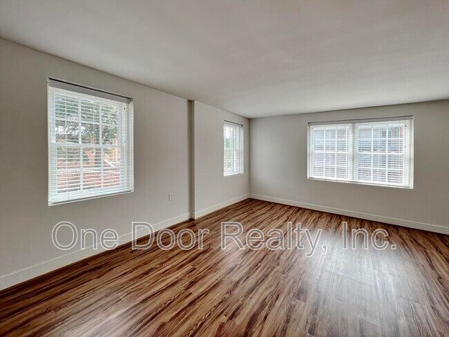 Building Photo - 732 Scotland St