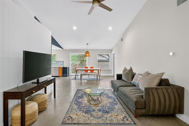 Building Photo - 1182 Waller St