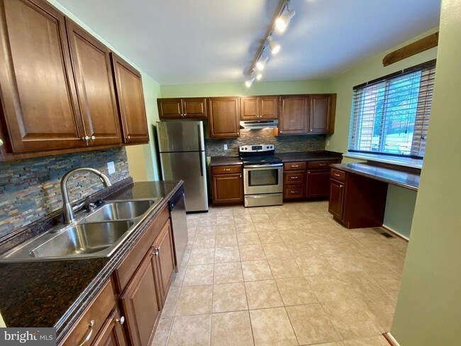 Building Photo - 1010 Commanders Way N
