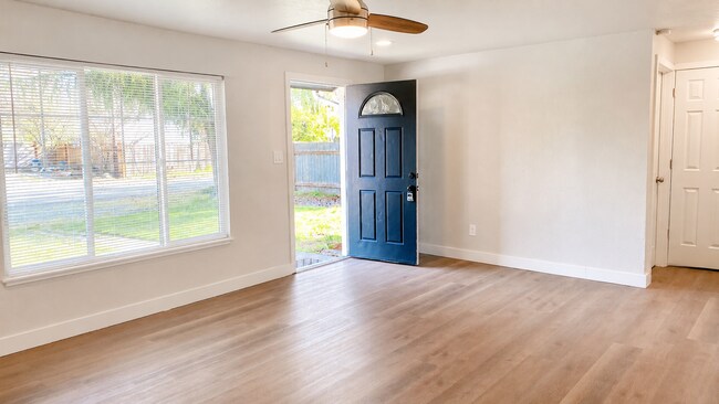 Building Photo - Renovated 3-Bedroom Home with Fenced Yard, Fireplace & In-Unit Laundry