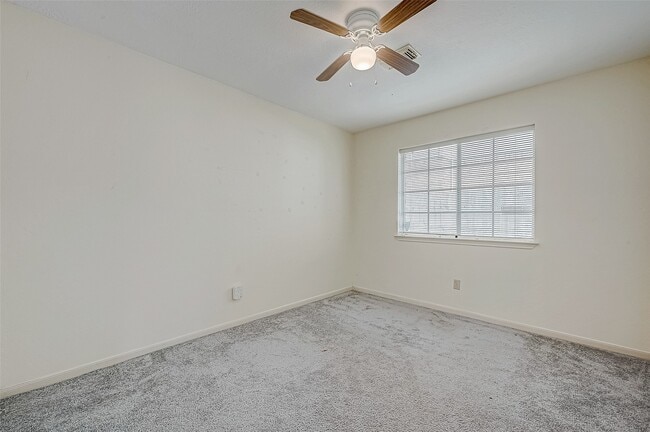 Building Photo - 7030 River Garden Dr