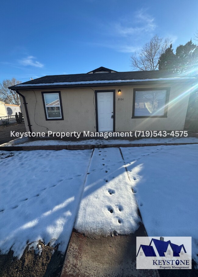 Building Photo - Fully Renovated Home 4+ bedrooms/2 Bathrooms $1550/$1550