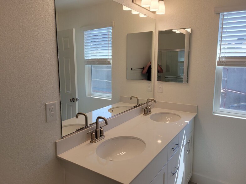 Building Photo - House:  3 Bedroom / 2.5 Bathroom - Rocklin